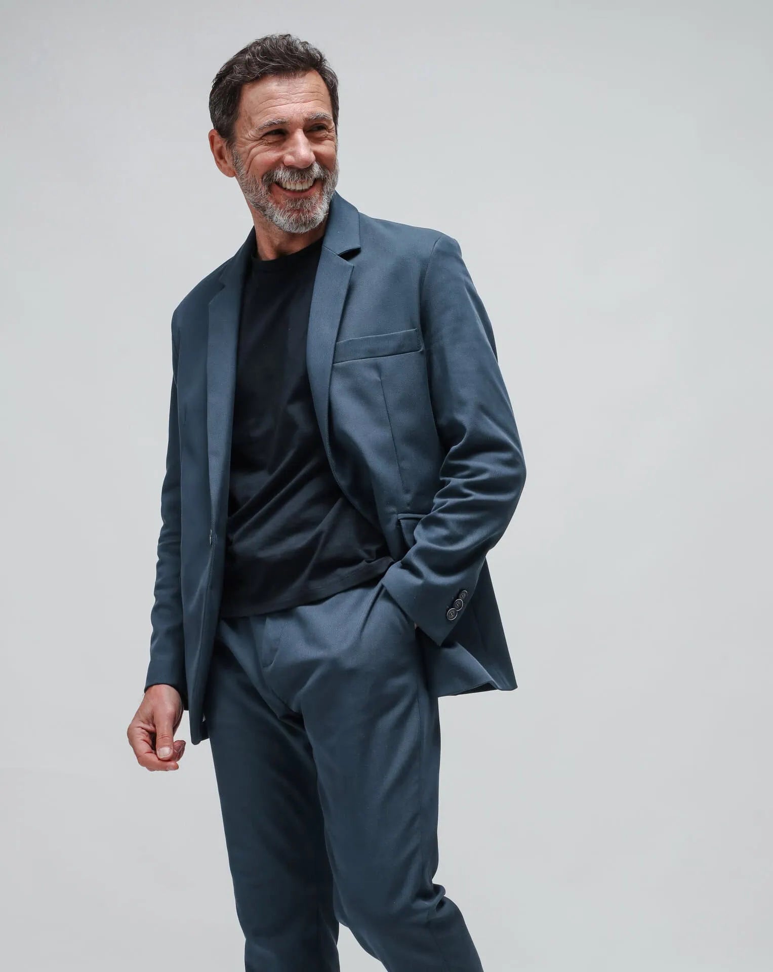 Abito blu con un ta--botton in gabardina