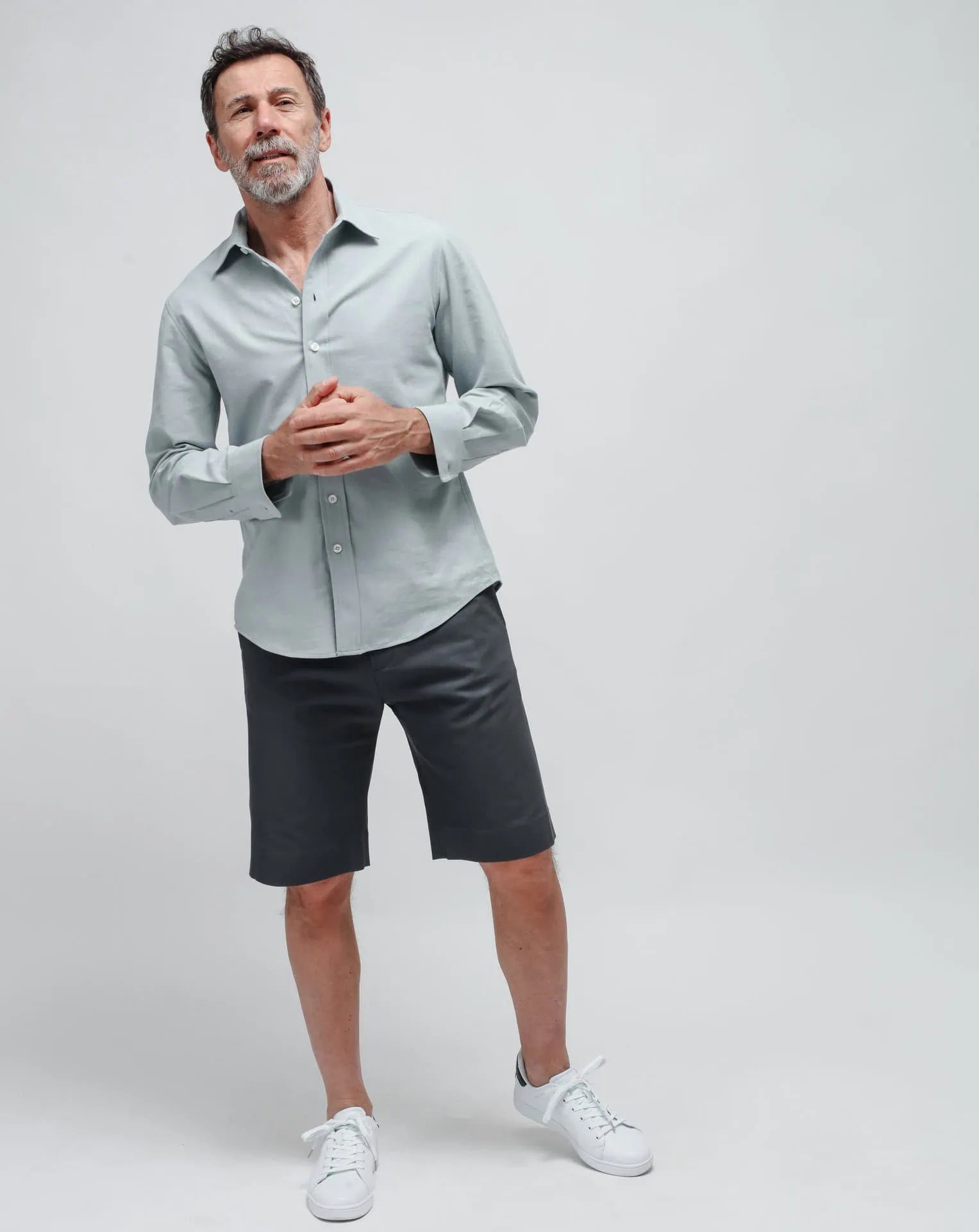 Pantalones cortos grises de hombres en gabardina