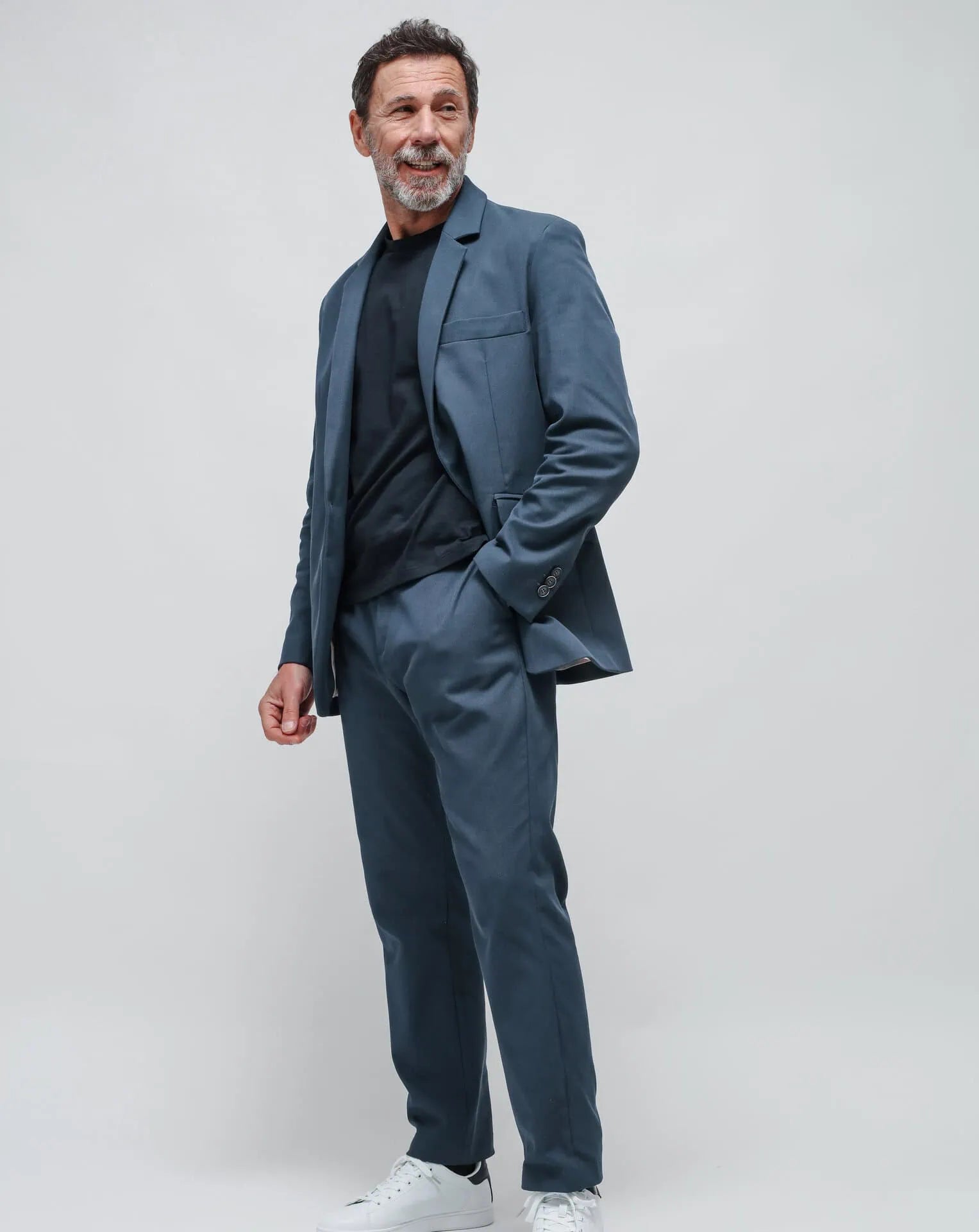Abito blu con un ta--botton in gabardina