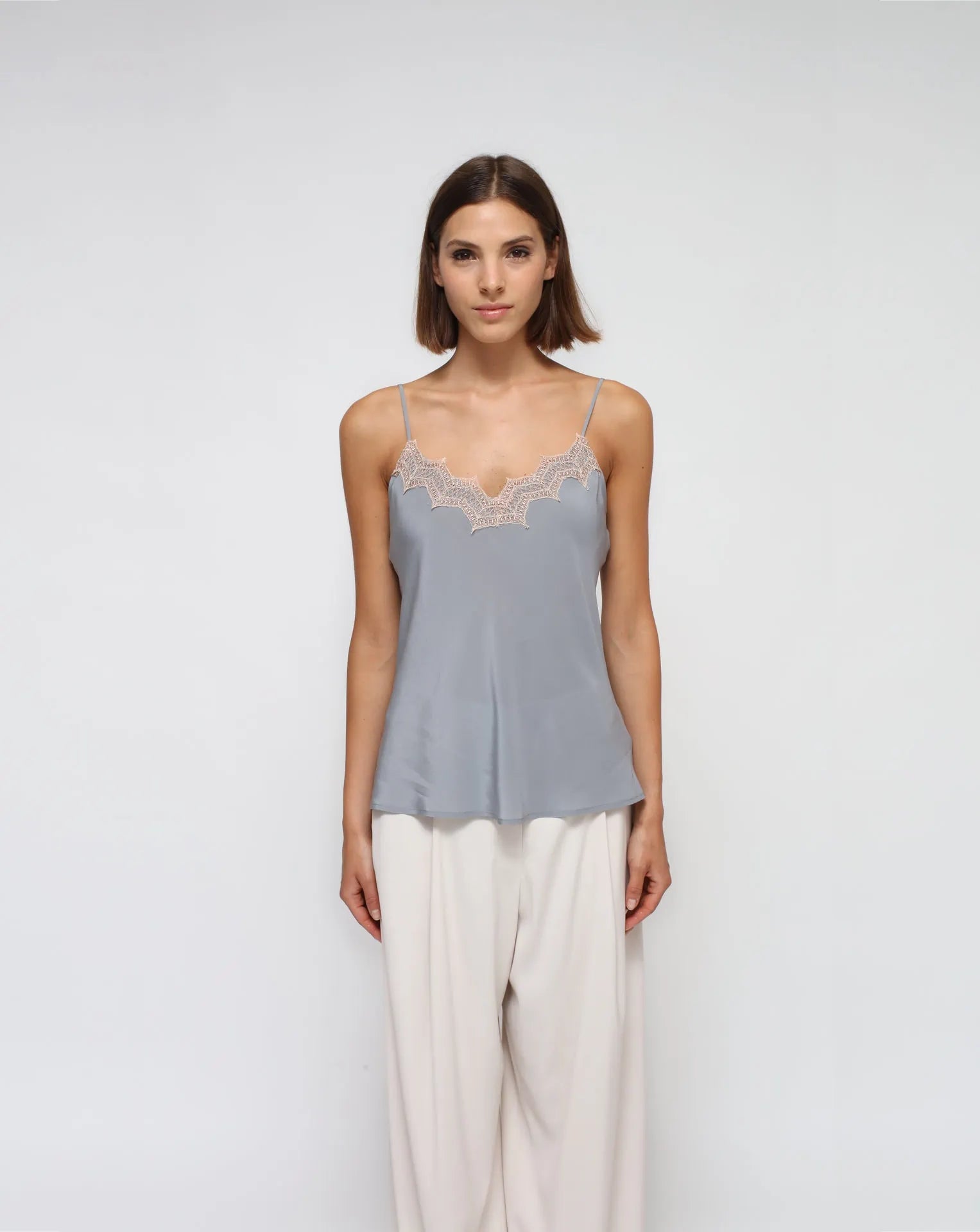 <tc>Top de lencería gris con cordones</tc>