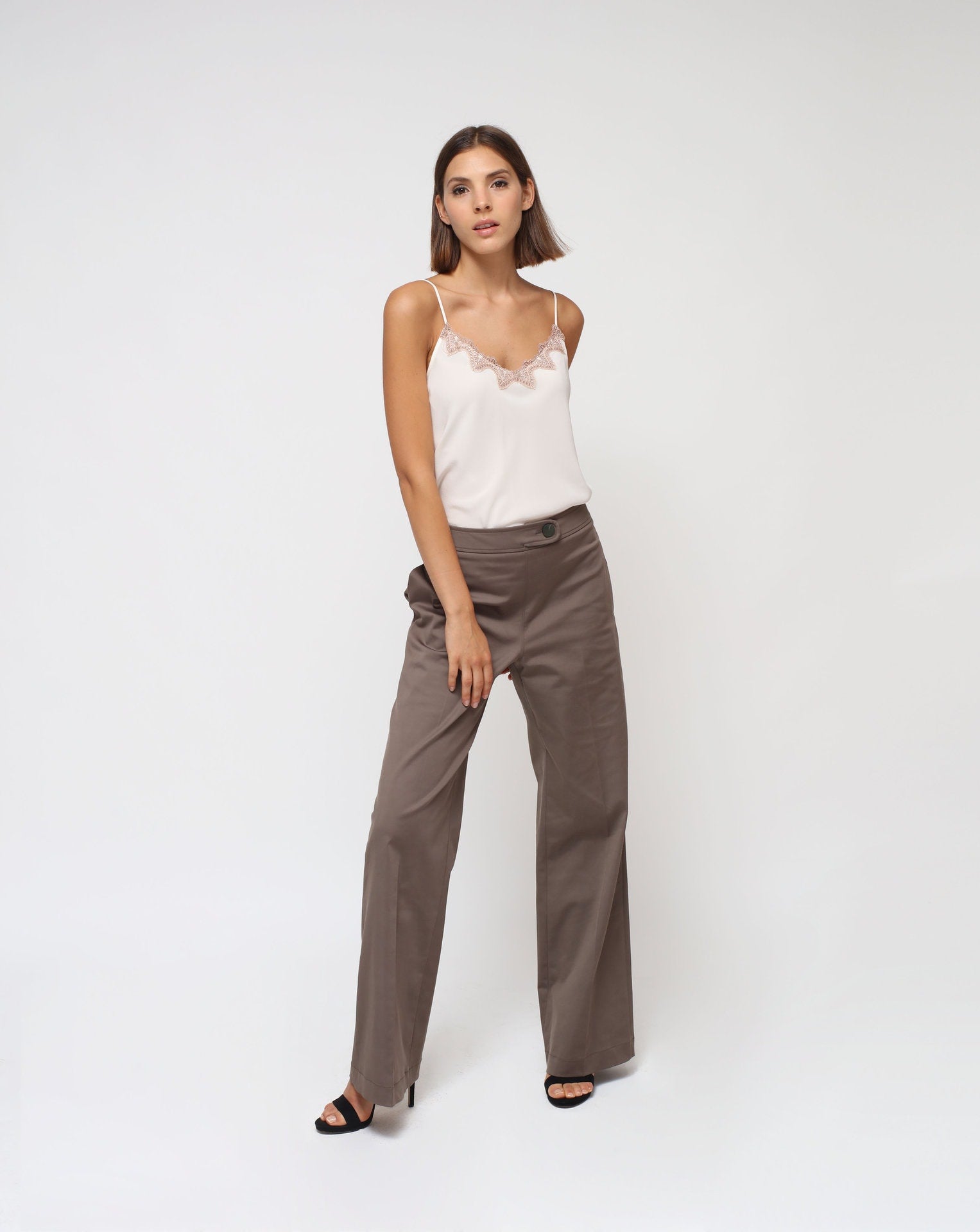 <tc>Top de lencería color crema con cordones</tc>