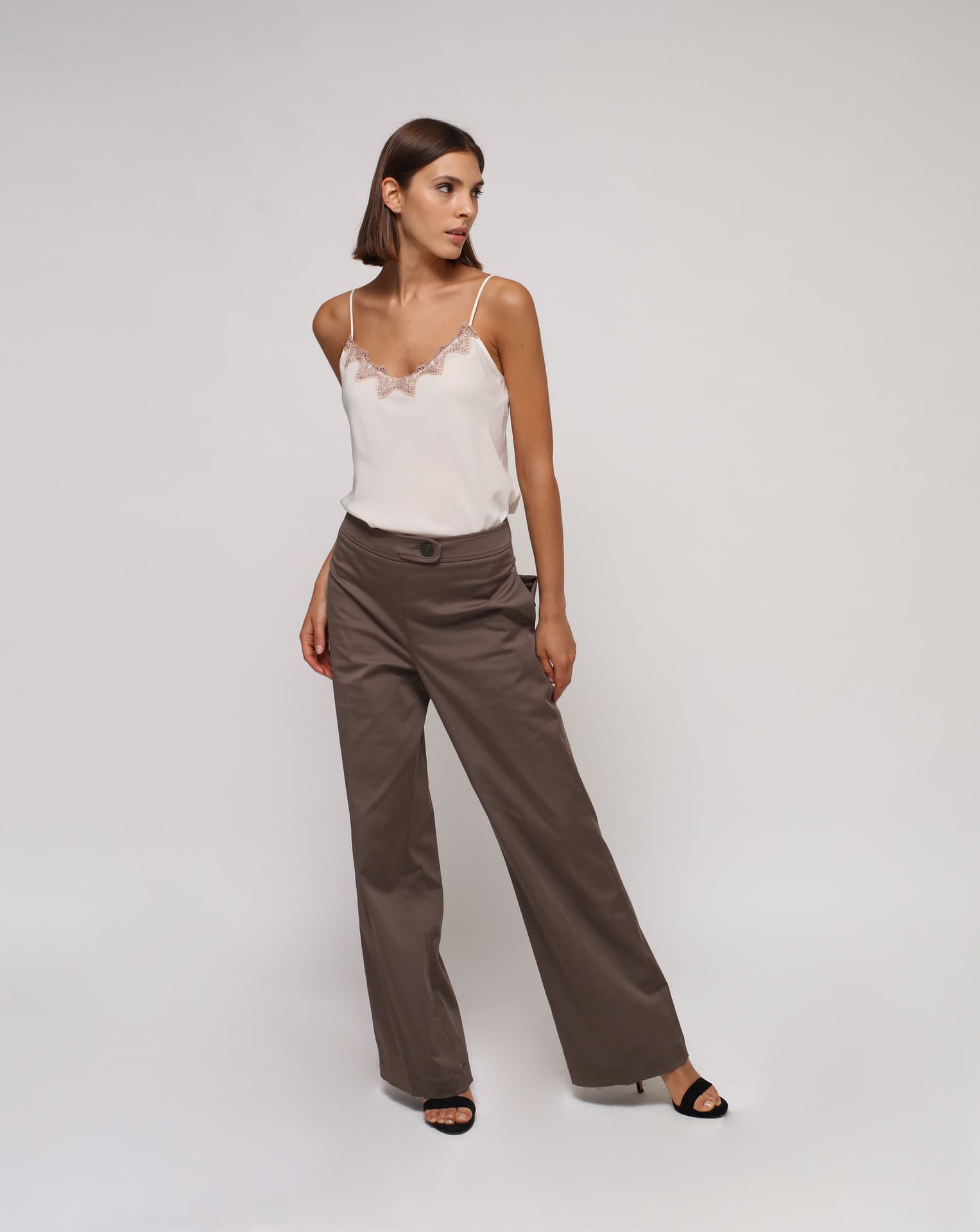 <tc>Top de lencería color crema con cordones</tc>