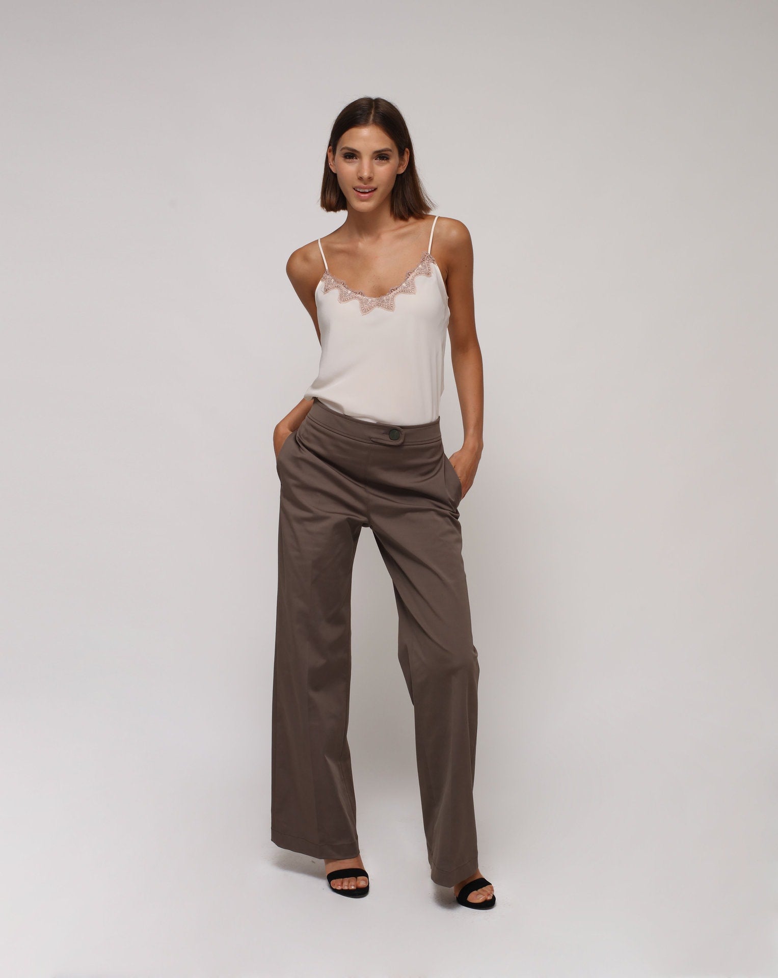 <tc>Top de lencería color crema con cordones</tc>