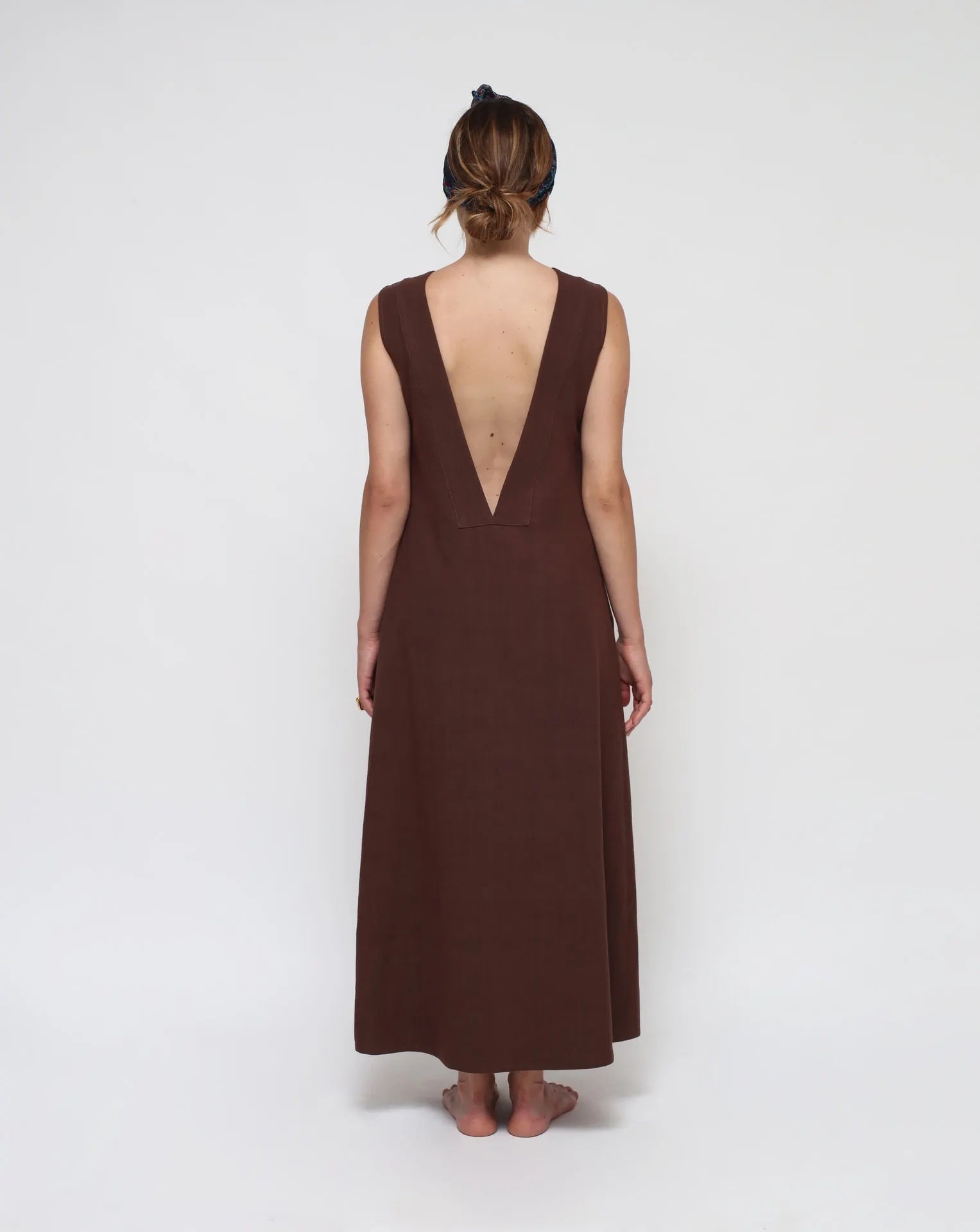 <tc>Vestido de lino con espalda en V</tc>