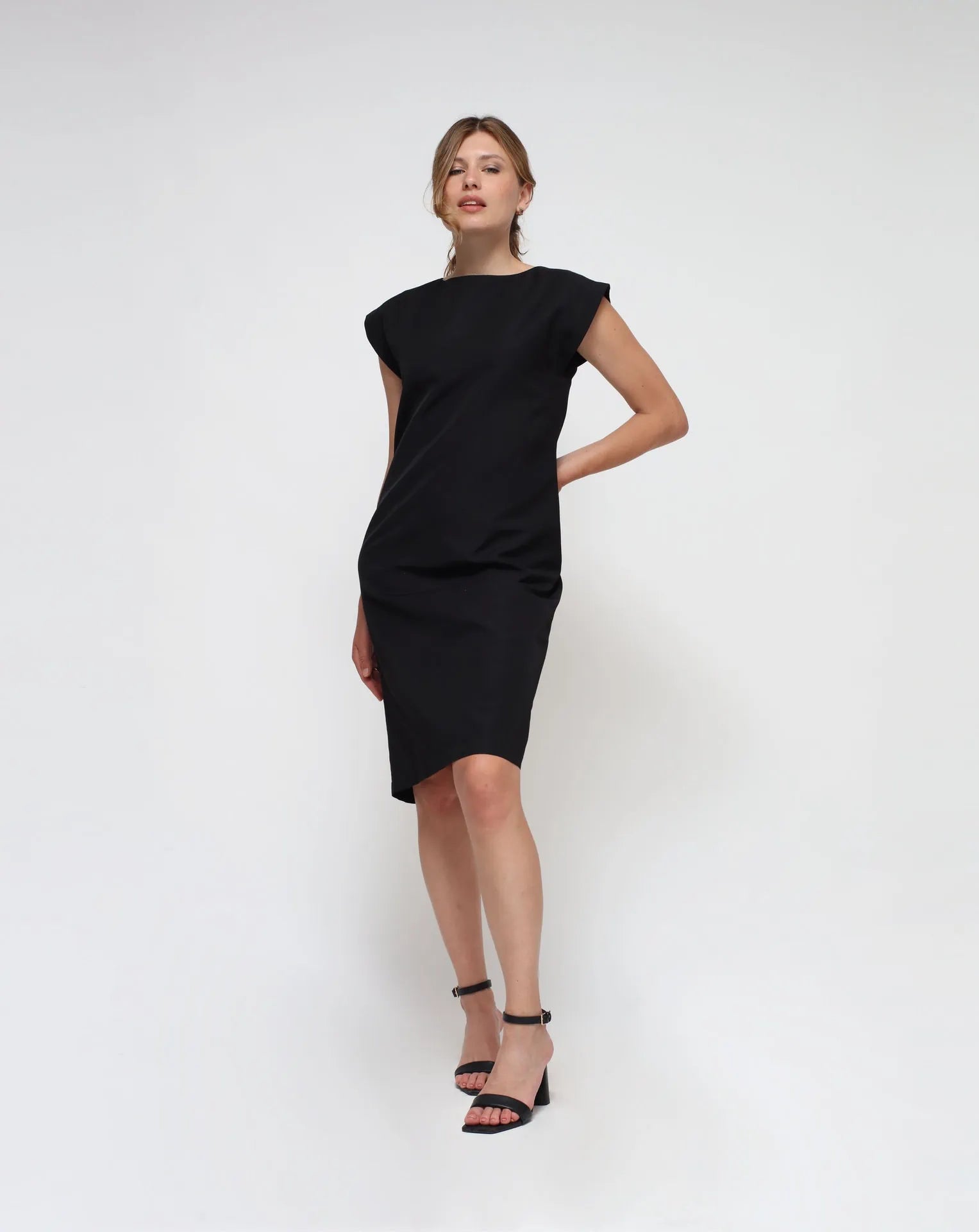 Schwarzes Scheidekleid