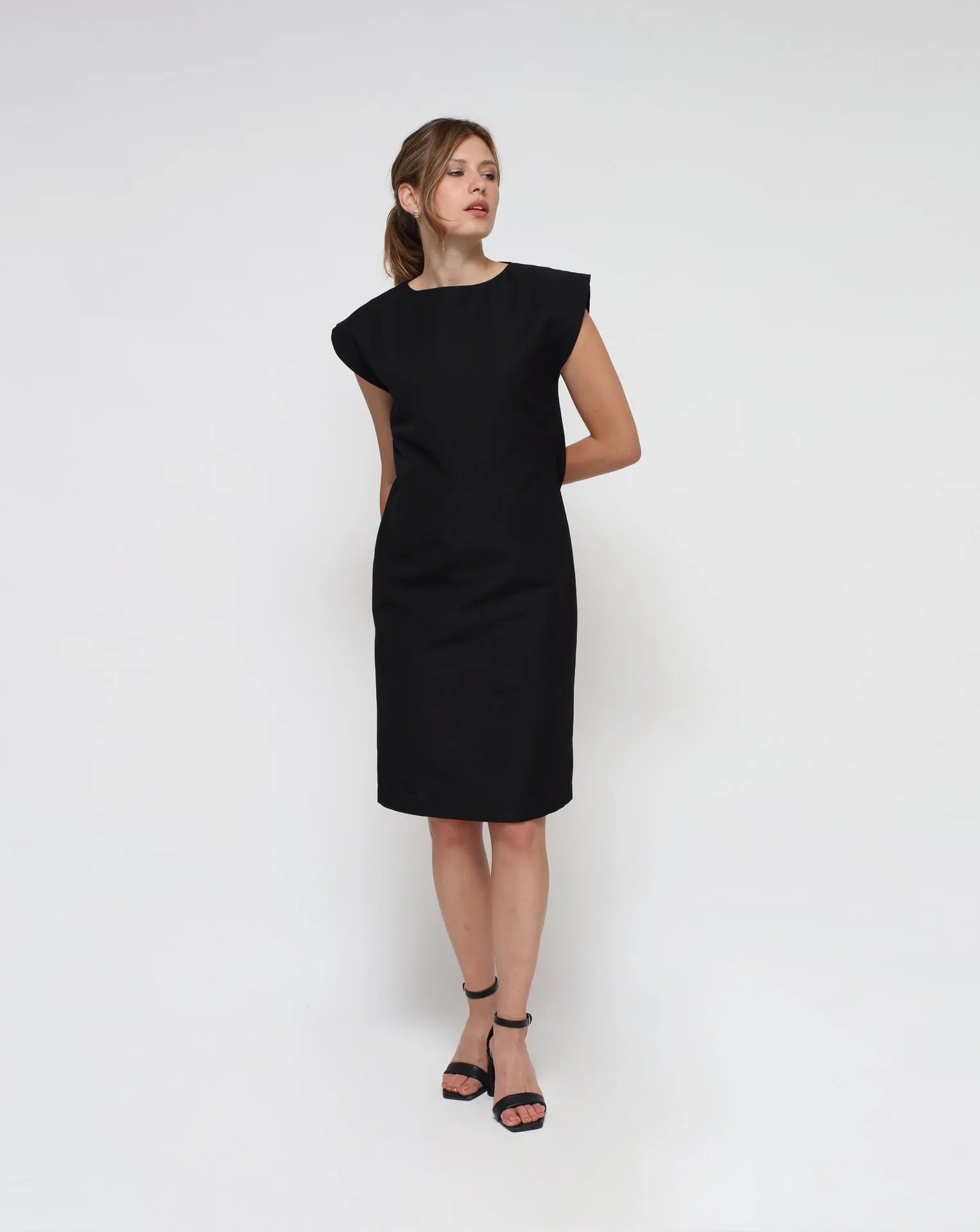 Schwarzes Scheidekleid