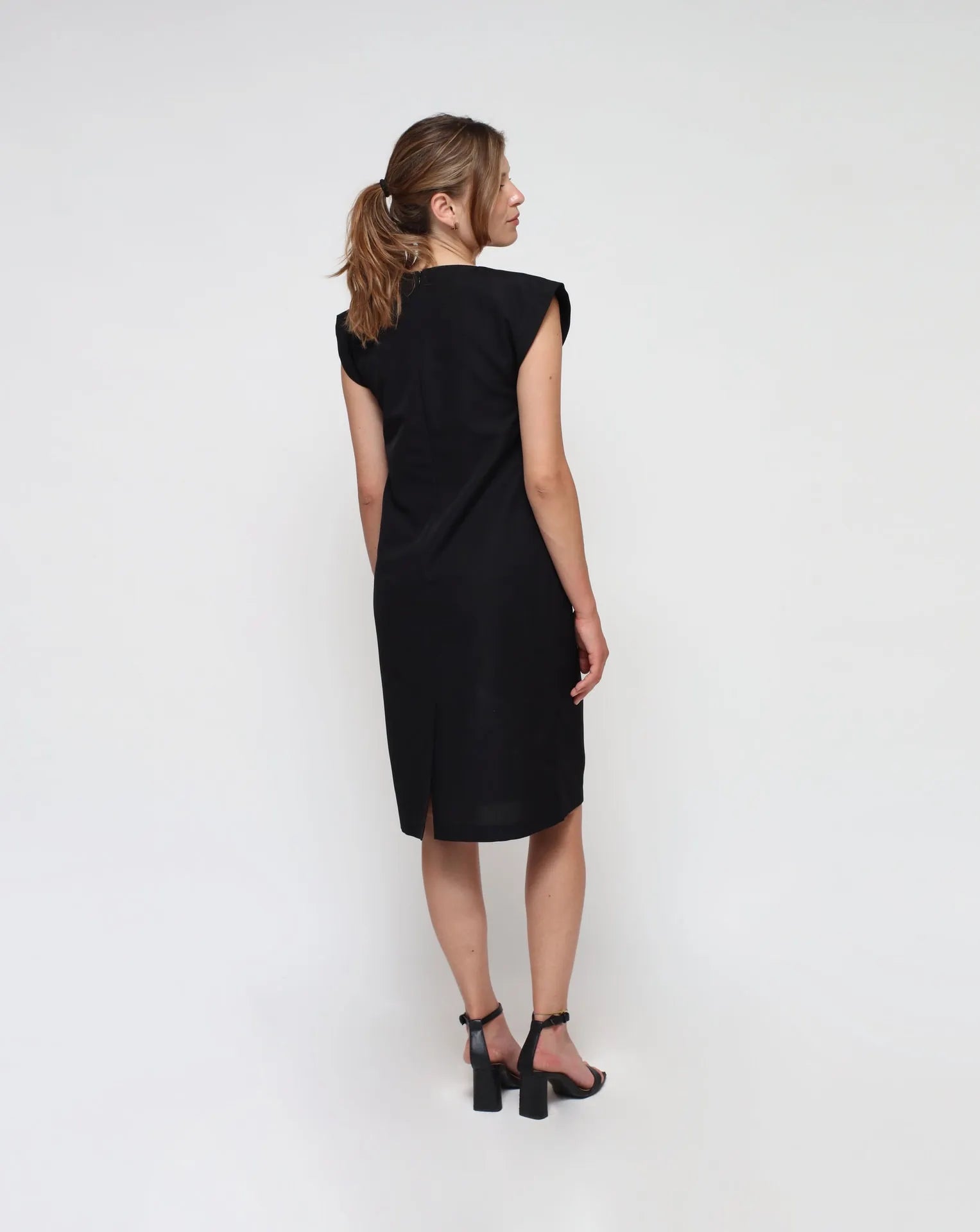 Schwarzes Scheidekleid