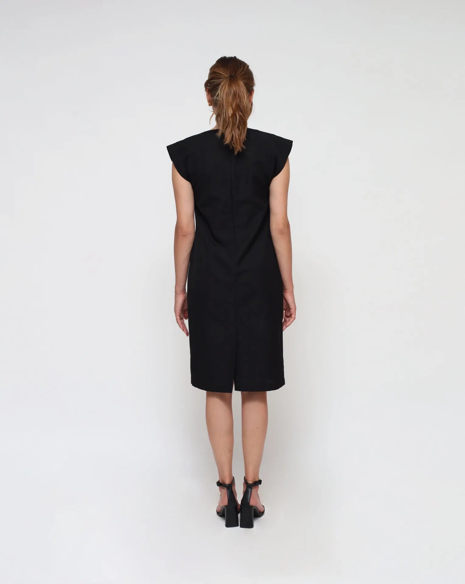 Schwarzes Scheidekleid