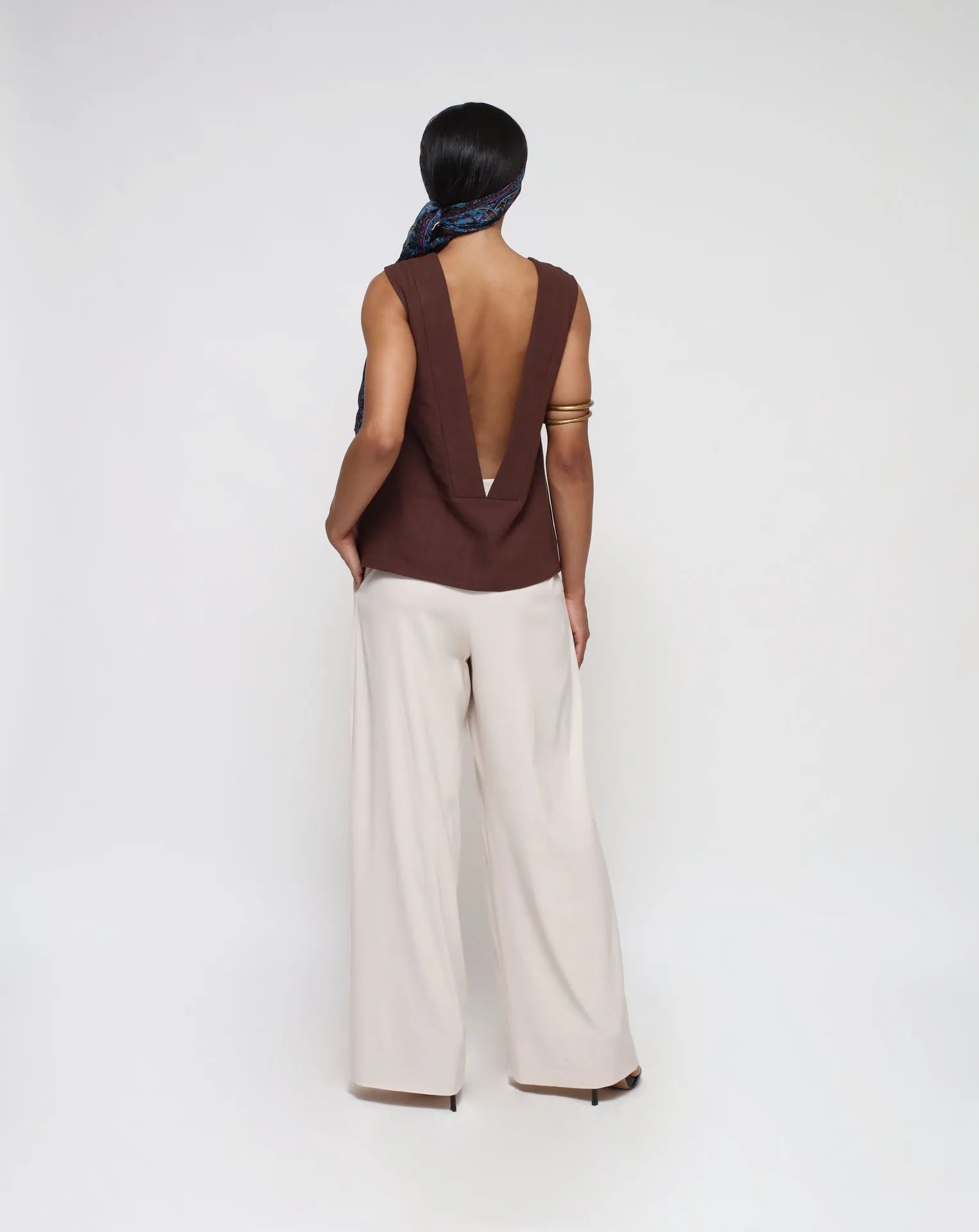 <tc>Top con espalda en V</tc>