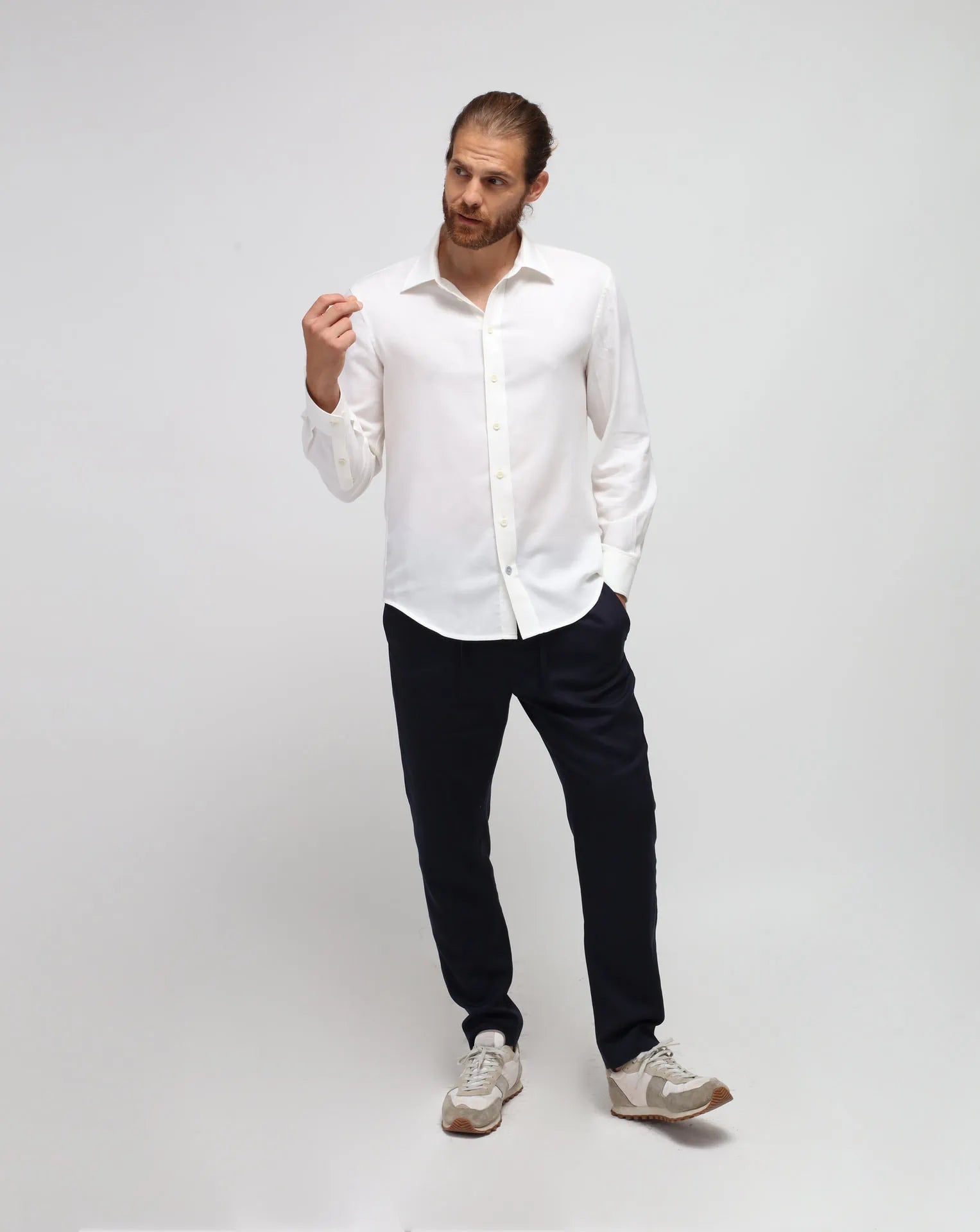 La camicia da uomo in bianco