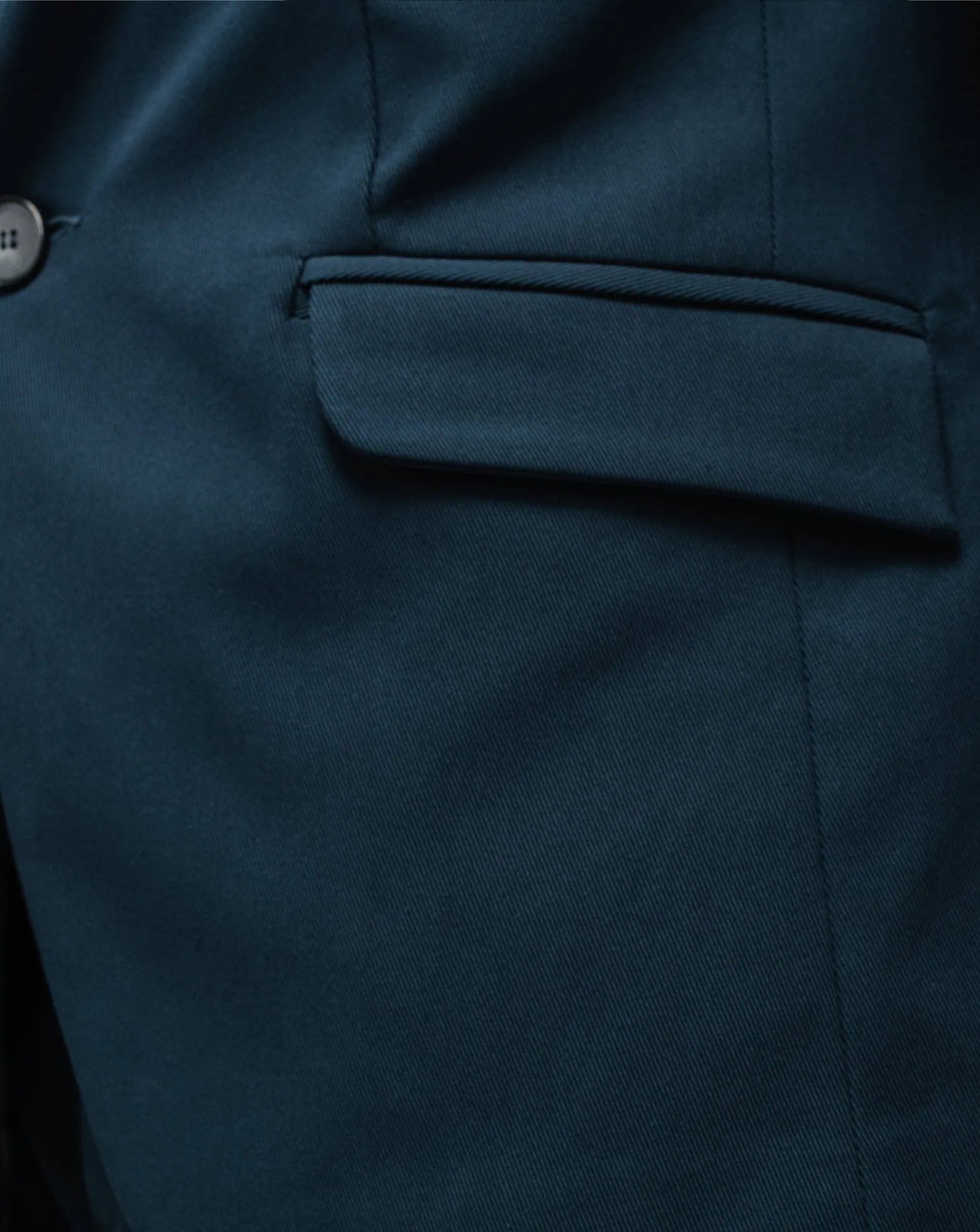Abito blu con un ta--botton in gabardina