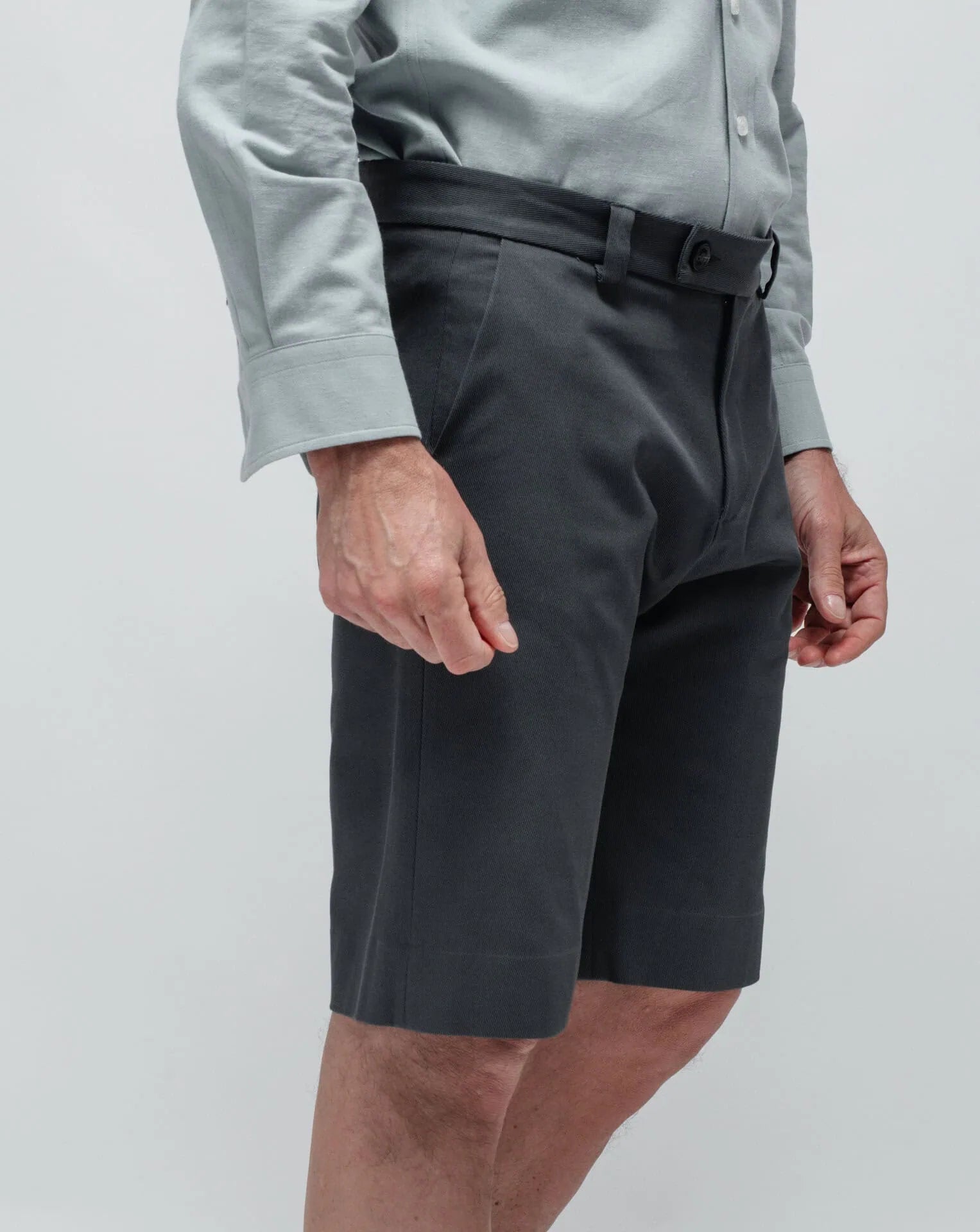 Pantalones cortos grises de hombres en gabardina