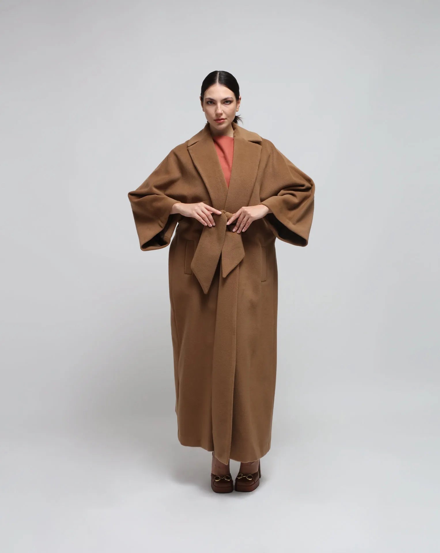 <tc>Abrigo largo tipo kimono en color camello</tc>